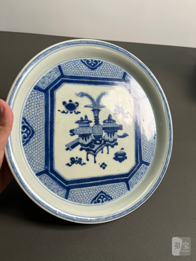 清康熙 青花博古纹大茶盘 - 图4